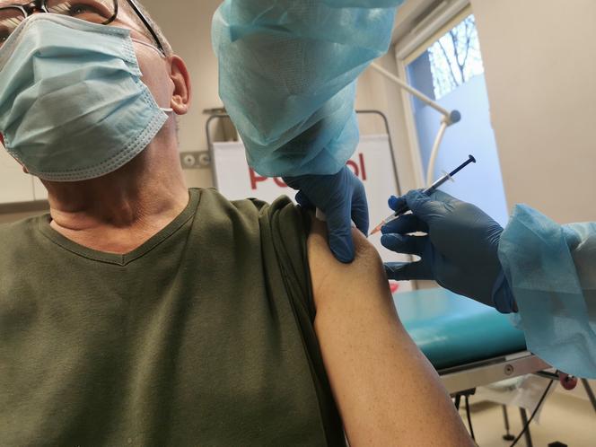 Szpital w Ostrowie rozpoczął szczepienia przeciw COVID-19