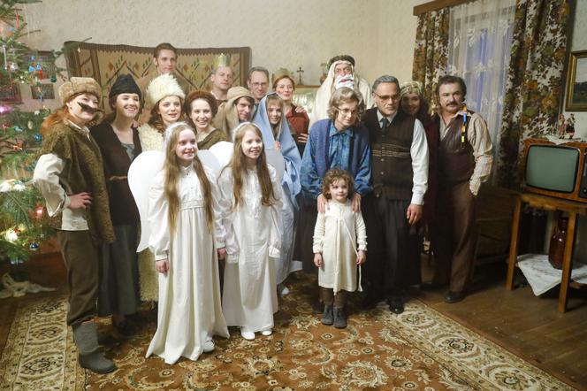 Stulecie Winnych 4: Julia (Nadia Głazińska), Ula (Sabina Bendarz), Mania (Magdalena Walach), Andzia (Barbara Wypych), Stanisław (Jan Wieczorkowski)
