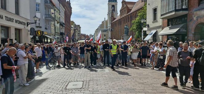 Marsz Milczenia dla Klaudii w Toruniu. „Niech nasza cisza przemówi głośniej niż słowa” [RELACJA NA ŻYWO]
