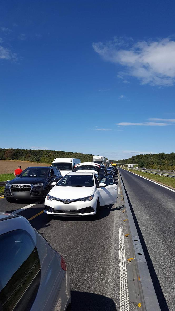 Poważny wypadek na A4 Katowice - Kraków. Przewróciła się ciężarówka