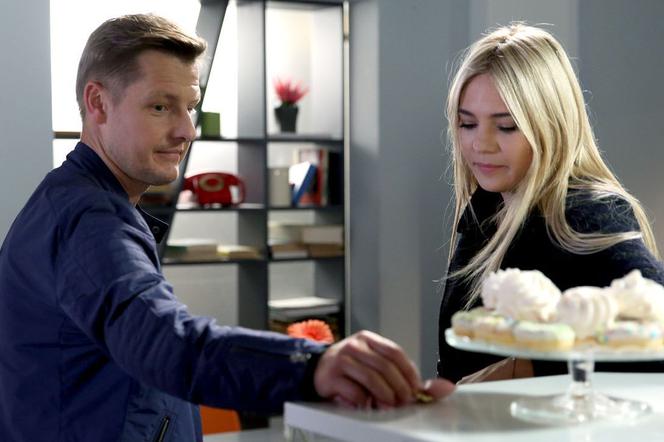 M jak miłość, odcinek 1422, Paweł (Rafał Mroczek), Julka (Joanna Kuberska)