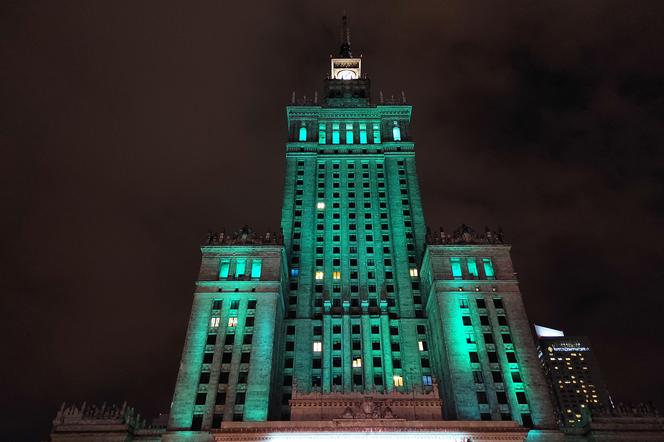 Pałac Kultury zmienił kolor na zielony. Wiemy, dlaczego