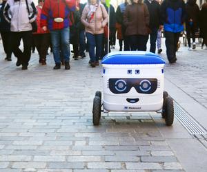  Warszawa miastem robotów. Parzą kawę, przynoszą paczki, dostarczają pizzę i śpiewają Sto lat