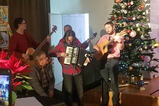 Pracownicy Pałacu Młodzieży śpiewają pastorałkę