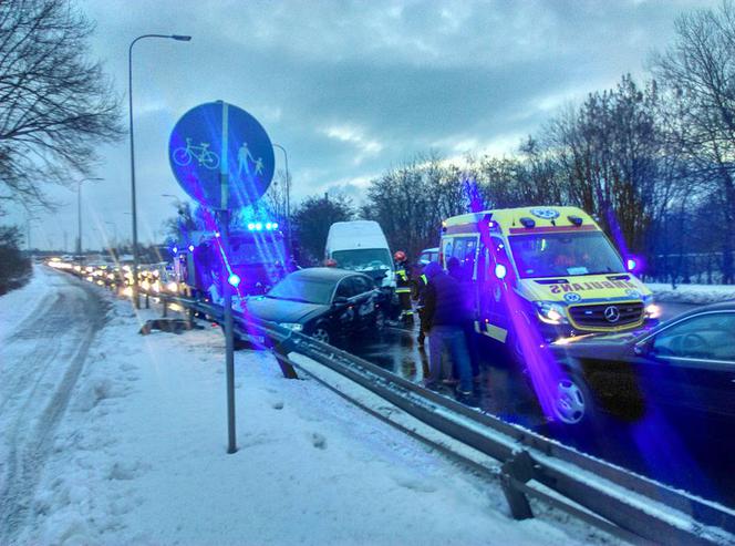 Wypadek na Pileckiego. Zderzyły się dwa samochody. Jedna osoba trafiła do szpitala