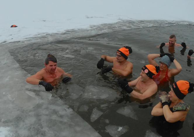 Niedzielna kąpiel w zimowym anturażu. Klub Morsów WEKTOR Starachowice