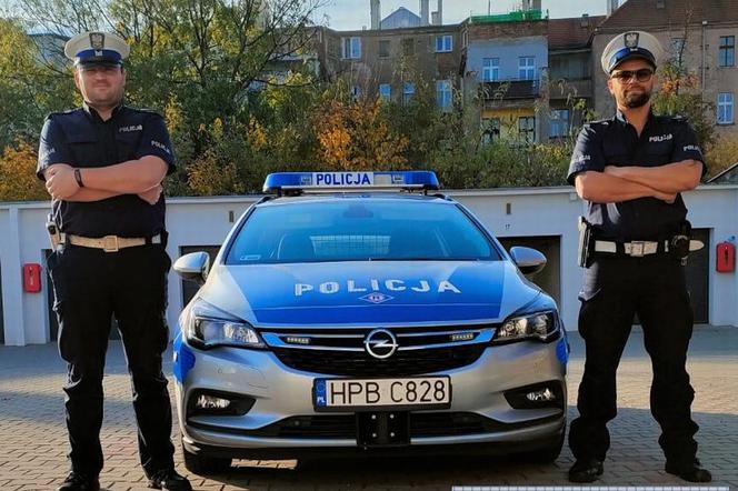 Policjanci z wrocławskiej drogówki uratowali tonącą kobietę