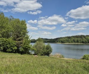 To jezioro w Olsztynie ma niezwykle czystą wodę. Jest kilka dzikich plaż, które świecą pustkami