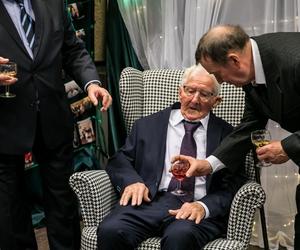 Walczył w II wojnie światowej i uciekał przez wiele lat. Życie pana Edwarda to gotowy scenariusz na film! [ZDJĘCIA]