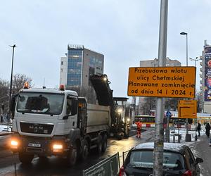 Paraliż na Mokotowie, zamknęli ważne skrzyżowanie. Kierowcy utknęli w korkach, autobusy na objazdach