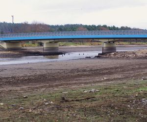 Mroczne klimaty nad zalewem brodzkim. Idealne na spacer dla fotografów