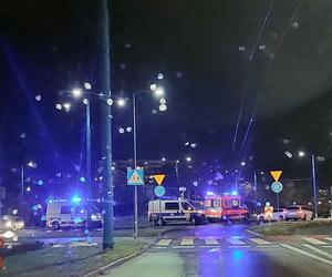 36-latek osobówką wjechał na wyspę ronda. Trafił do szpitala