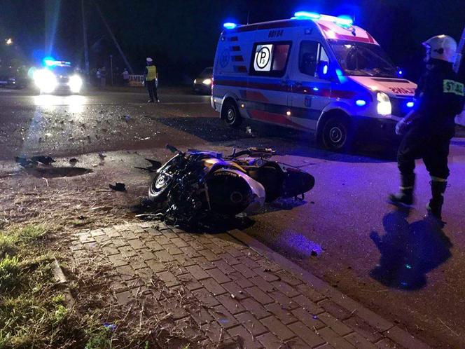 Wypadek w Dobrzyniewie Dużym (woj. podlaskie). 18-latek zajechał drogę motocykliście. Mężczyzna nie żyje.