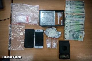 Gorzów: Kokaina, broń gazowa i pieniądze zabezpieczone w mieszkaniu 41-latka