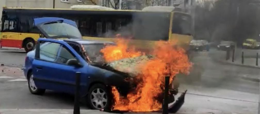 Wypadek samochodowy na Kamionku. Auto stanęło w płomieniach