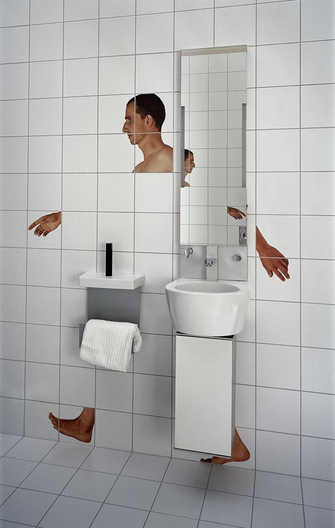 Naklejka w kształcie człowieka na ścianie łazienkowej