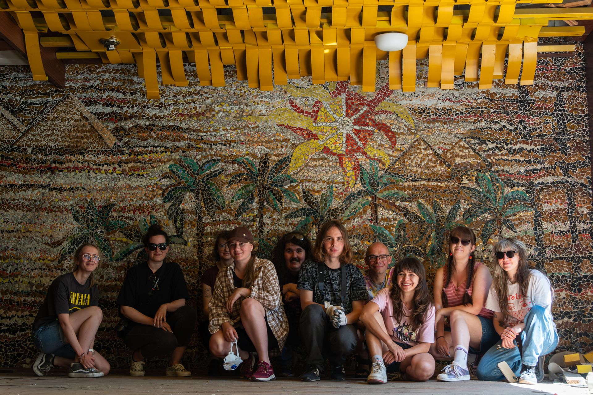 Czyszczenie mozaiki w Kiekrzu z bazgrołów