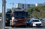 Szambiarka rozszczelniła się po zderzeniu z oplem. Kobieta trafiła do szpitala.