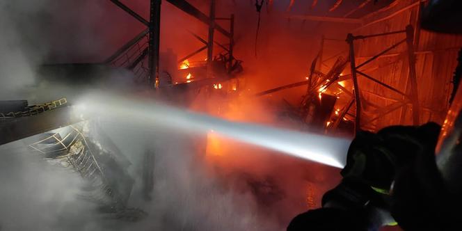 Bydgoszcz: Pożar w zakładzie pianek na terenie byłego Zachemu! Na miejscu 12 zastępów straży pożarnej [ZDJĘCIA]