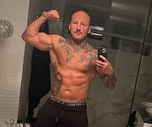 Artur Szpilka ma kolorowy tatuaż na pośladkach! Na odważnym wideo zobaczyli go wszyscy