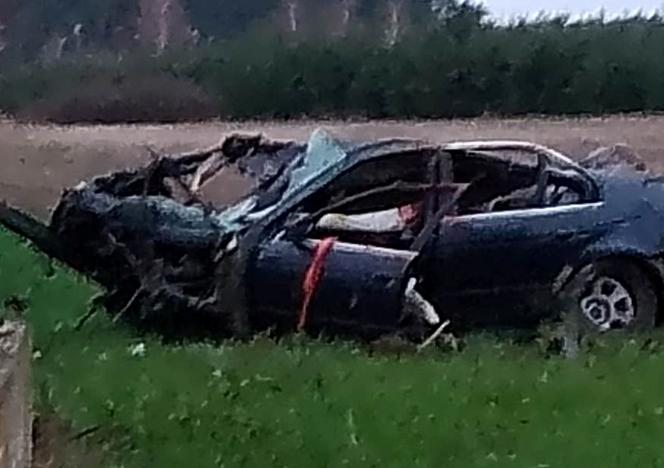 Bmw uderzyło w drzewo, przystanek i znowu w drzewo. Dwie osoby zginęły pod Kozienicami! 