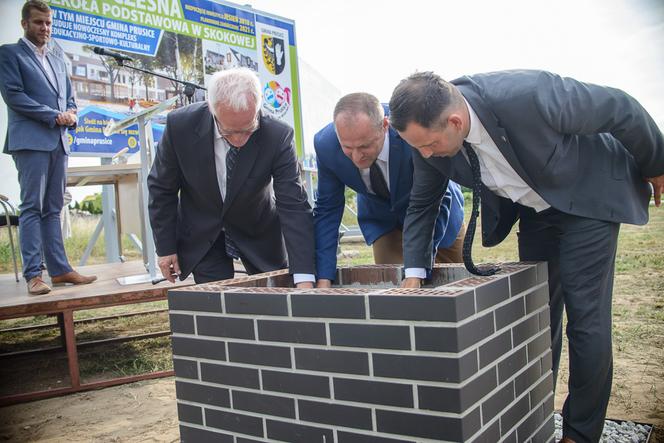 Kamień węgielny pod budowę szkoły w Skokowej wbudowano w 2018 r. Władze planują, ze inwestycja ruszy w przyszłym roku.
