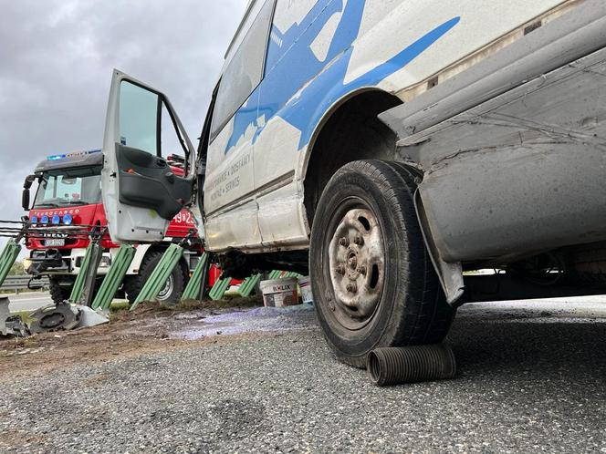 Wypadek na A1 pomiędzy Nowymi Marzami i Grudziądzem! Dostawczak wbił się w barierki