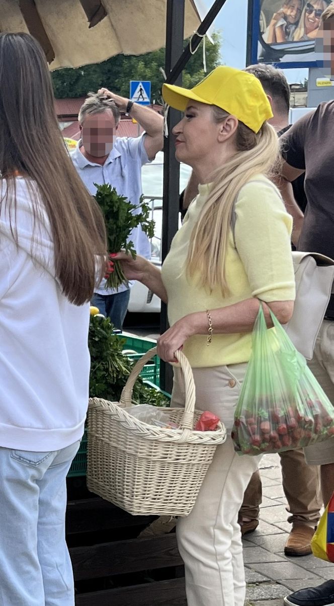 Europosłanka Wcisło buszuje na bazarku.
