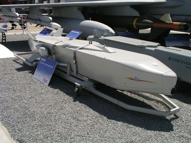 FA-50 i pociski Taurus