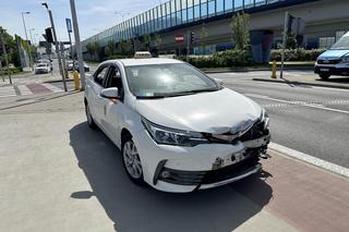 Wypadek z udziałem radiowozu na ulicy Łopuszańskiej w Warszawie