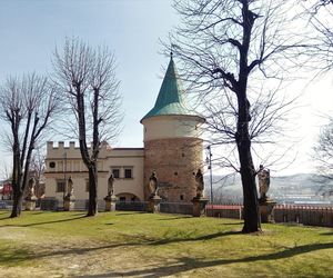 To jeden z najpiękniejszych domów w Małopolsce. Kiedyś był dworem obronnym, dziś zachwyca turystów