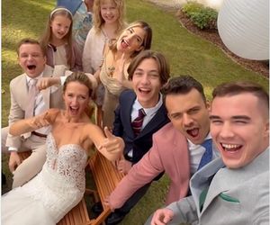 Barwy szczęścia. Asia (Anna Gzyra-Augustynowicz), Hubert (Marek Molak), Marysia (Nina Szumowska), Agata (Natalia Zambrzycka), Ignacy (Olaf Staszkiewicz), Tolek (Marek Siudym), Staś (Olaf Kasprzyk), Emilka (Jessica Frankiewicz)