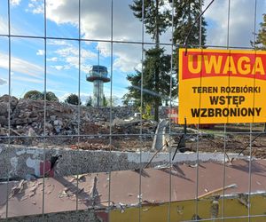 ​Koniec hotelu na lotnisku w Lesznie. Stary, zrujnowany obiekt został wyburzony