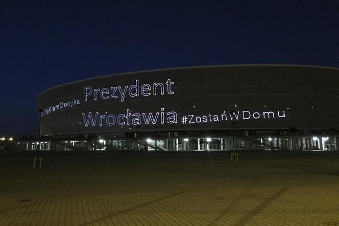 Laserowy pokaz na Stadionie Wrocław. To podziękowania dla medyków!