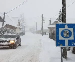 Uwaga na niebezpieczne warunki na drogach! Sroga zima uderzyła w Małopolskę 