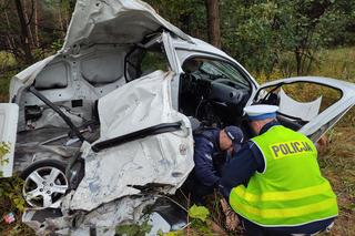 Makabra pod Wyszkowem. Bmw i peugeot zmiażdżone jak puszki. Jedna osoba nie żyje