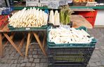 Wiosenne warzywa i owoce na poznańskich targowiskach