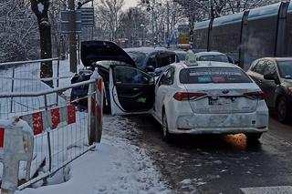 Lód na chodnikach i ulicach we Wrocławiu. Tak ślisko, że można połamać nogi!