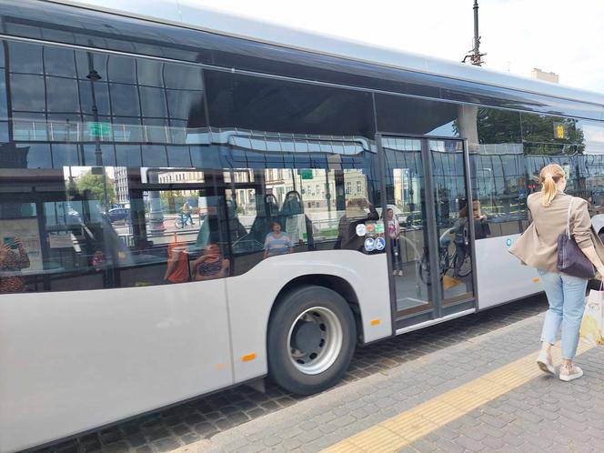 Byliśmy na przejażdżce elektrycznym autobusem po Bydgoszczy. Furorę robi jeden drobiazg 