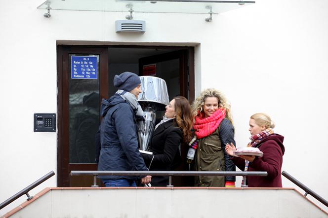 Przyjaciółki 3 sezon odcinek 33. Zuza (Anita Sokołowska), Patrycja (Joanna Liszowska), Anka (Magdalena Stużyńska), Szymon (Filip Bobek)