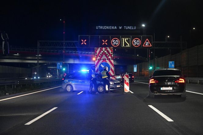 Pożar i dachowanie auta w tunelu POW