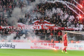 Skandal na meczu Polska - Holandia. Race poleciały na murawę, sędzia musiał przerwać grę [WIDEO]