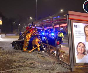 Totalna demolka na Targówku. Bmw rąbnęło w przystanek autobusowy