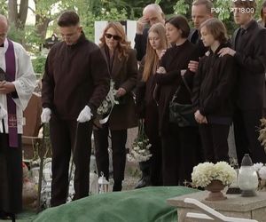 Pierwsza miłość odc. 4045. Pogrzeb córki Kingi i Janka