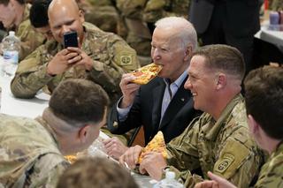 Joe Biden po wylądowaniu w Polsce uraczył się pizzą. Prezydent USA nie doczekał się Andrzeja Dudy