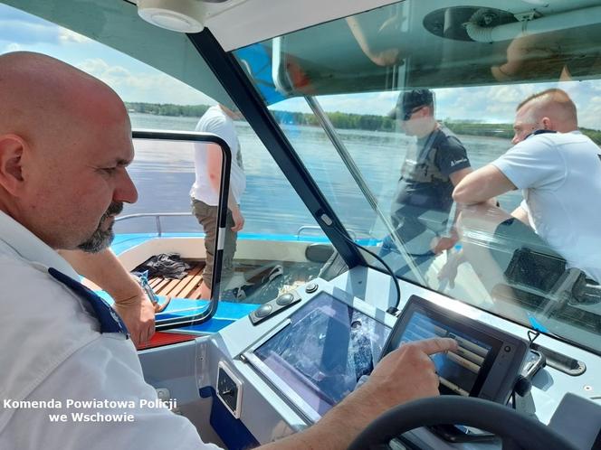Policyjni wodniacy zatrzymali na Jeziorze Sławskim nietrzeźwego sternika