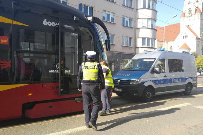 Nagłe zatrzymanie tramwajów przy Piotrkowskiej. Interweniowali ratownicy medyczni