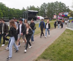 Kortowiada 2025. Koncerty na Plaży Kortowskiej przyciągnęły tłumy. Tak wyglądał drugi dzień imprezy!
