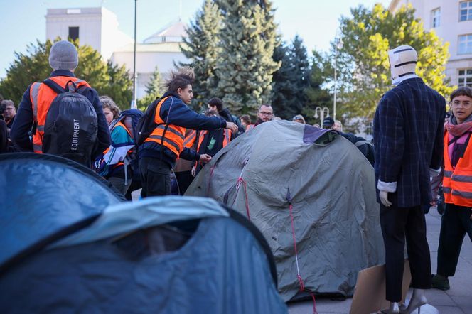 Ostatnie Pokolenie rozbiło namioty przed Sejmem. Domagają się prac nad ustawą o transporcie publicznym
