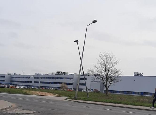 Krzywe lampy przy Złotego Smoka.